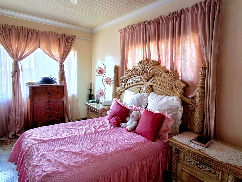 Perfect Location | Excellent Investment Opportunity | 4-Bedroom Family Home - Photo 9