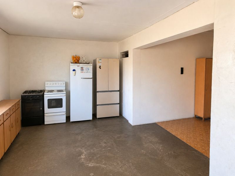 Perfect Location | Excellent Investment Opportunity | 4-Bedroom Family Home - Photo 5