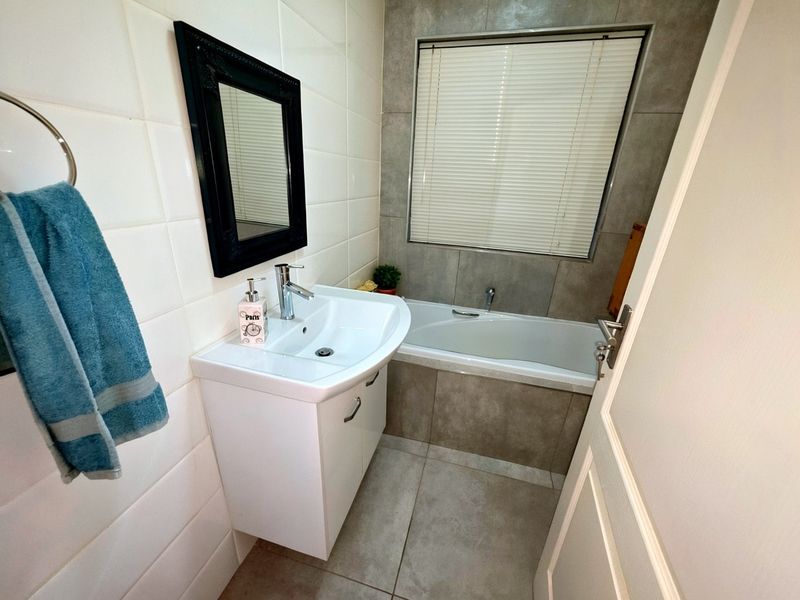 Prime Home Opportunity: Immaculate 3-Bedroom Apartment in Olive Park - Photo 10