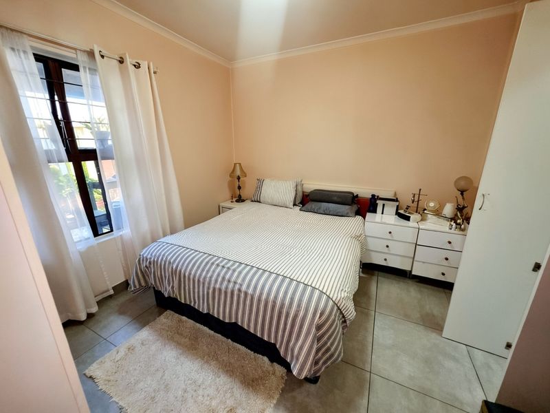 Prime Home Opportunity: Immaculate 3-Bedroom Apartment in Olive Park - Photo 7