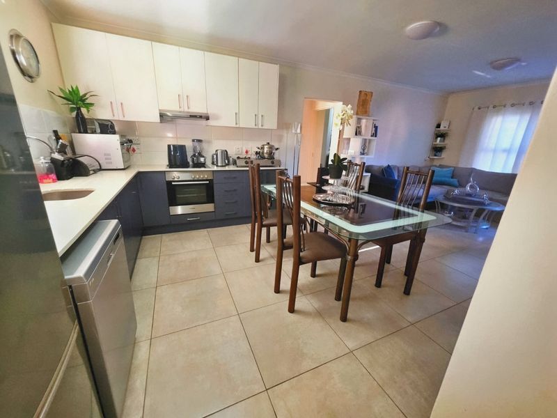 Prime Home Opportunity: Immaculate 3-Bedroom Apartment in Olive Park - Photo 4