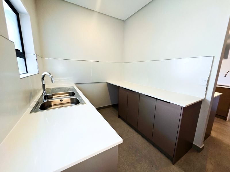MOVE-IN READY: ELEGANT DOUBLE-STOREY NEW BUILD IN SANDOWN - Photo 8