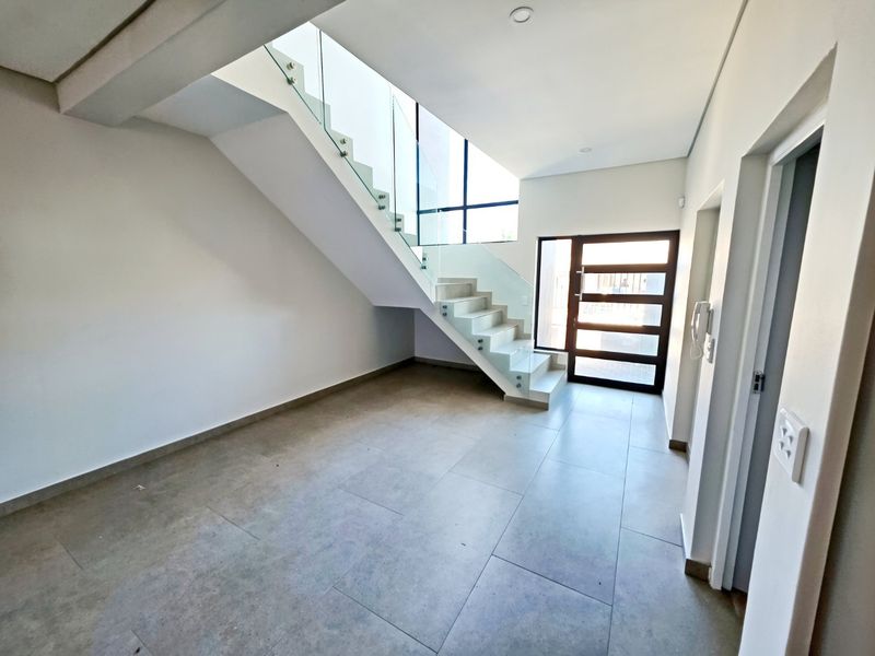 MOVE-IN READY: ELEGANT DOUBLE-STOREY NEW BUILD IN SANDOWN - Photo 2