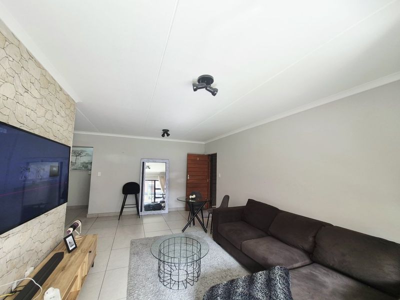 Charming Pet-Friendly Garden Townhouse in the heart of Modderfontein - Photo 2