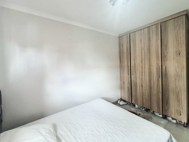 Charming Pet-Friendly Garden Townhouse in the heart of Modderfontein - Photo 9