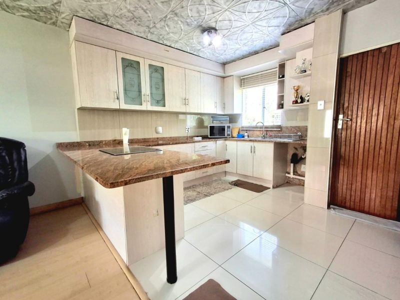 Stunning Garden Unit in Sought-After Edenglen - Photo 6