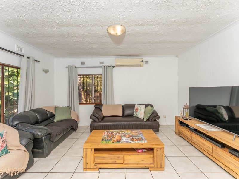 Spacious Family Home with Self Contained Flatlet on a Large 1,461m2 Stand! - Photo 4