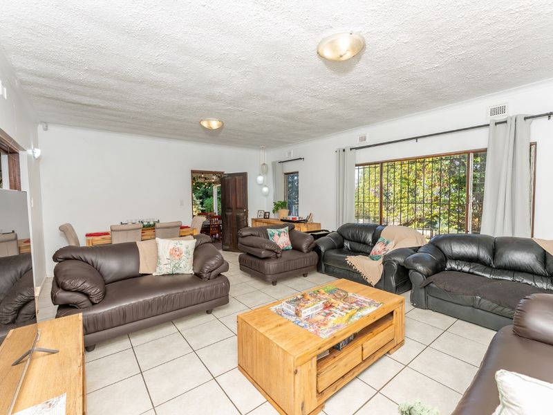 Spacious Family Home with Self Contained Flatlet on a Large 1,461m2 Stand! - Photo 5
