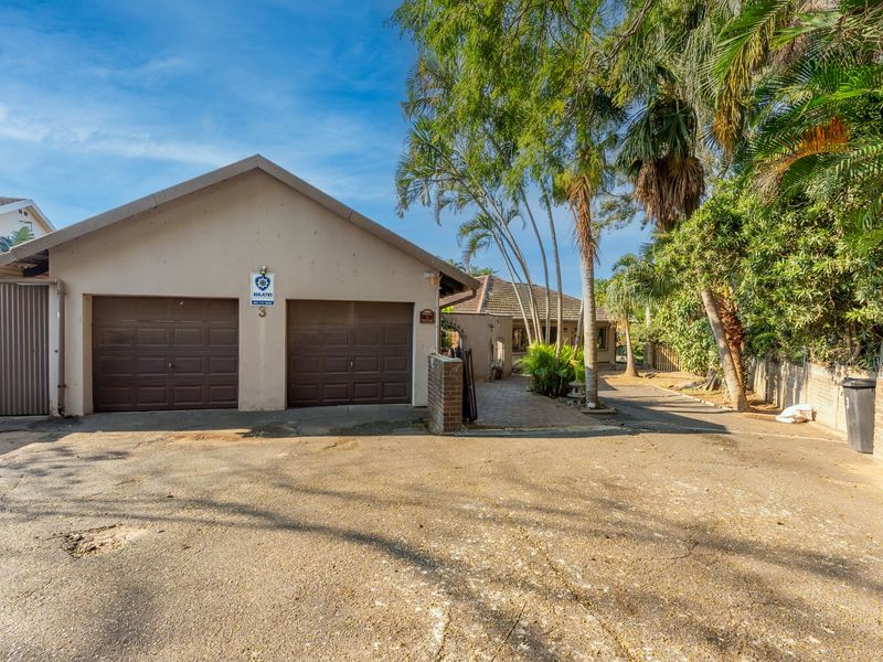 Spacious Family Home with Self Contained Flatlet on a Large 1,461m2 Stand! - Photo 2