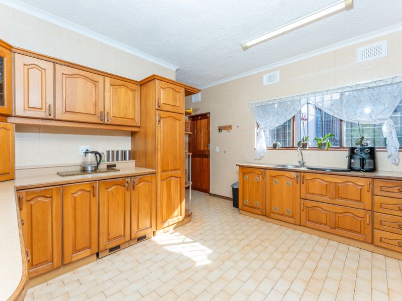 Spacious Family Home with Self Contained Flatlet on a Large 1,461m2 Stand! - Photo 10