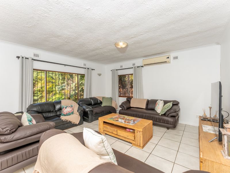 Spacious Family Home with Self Contained Flatlet on a Large 1,461m2 Stand! - Photo 3