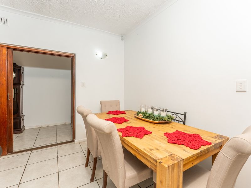 Spacious Family Home with Self Contained Flatlet on a Large 1,461m2 Stand! - Photo 9