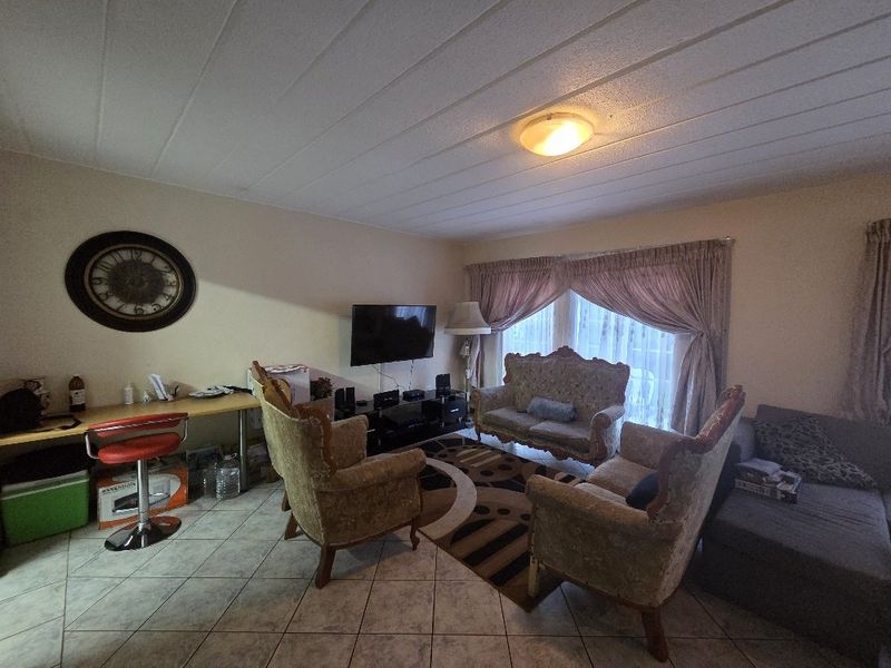 Immaculate Family Duplex with Spacious Pet-Friendly Garden - Photo 5