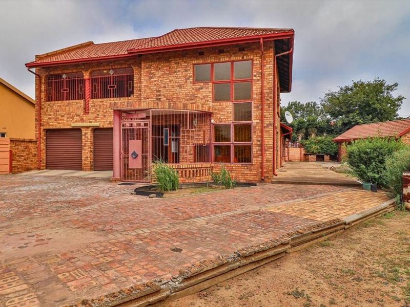 Spacious Family Home with Endless Potential - Photo 4