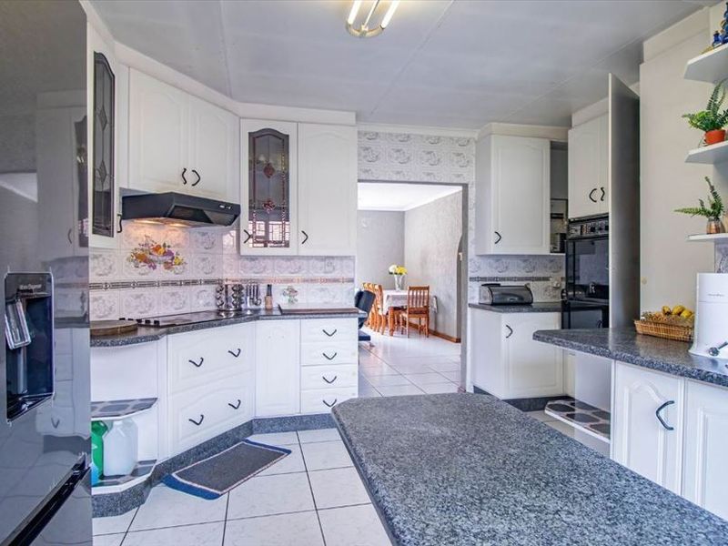 Spacious Family Home with Endless Potential - Photo 2