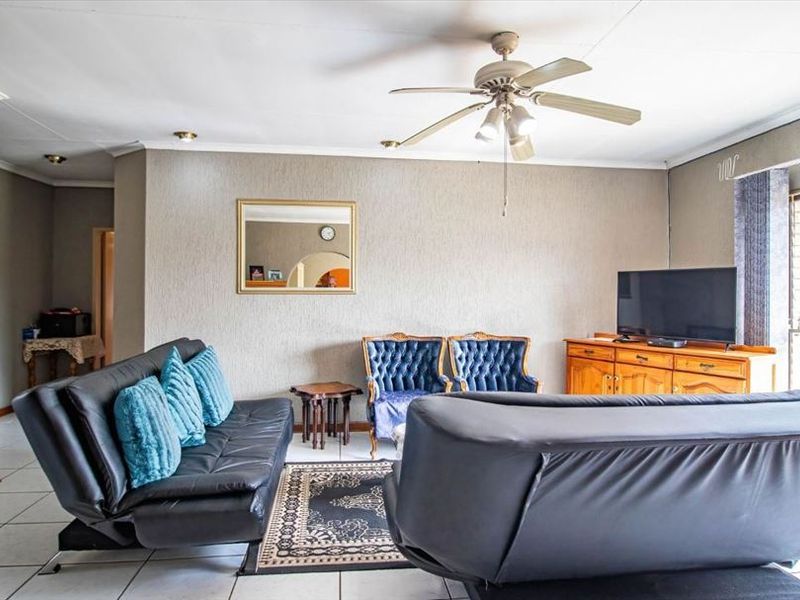 Spacious Family Home with Endless Potential - Photo 3