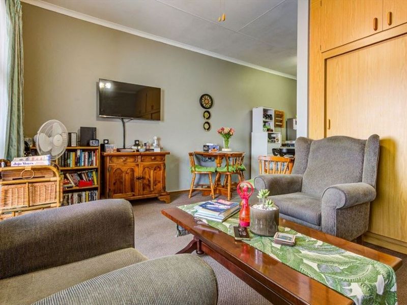 Cozy Retreat with Pool and Garage - Photo 2