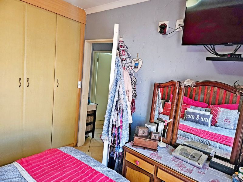 Beautiful 2-Bedroom Double-Storey Townhouse for Sale in Glen Marais - Photo 4