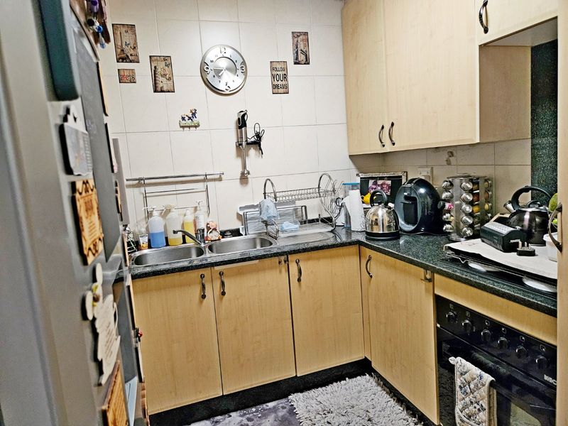 Beautiful 2-Bedroom Double-Storey Townhouse for Sale in Glen Marais - Photo 5
