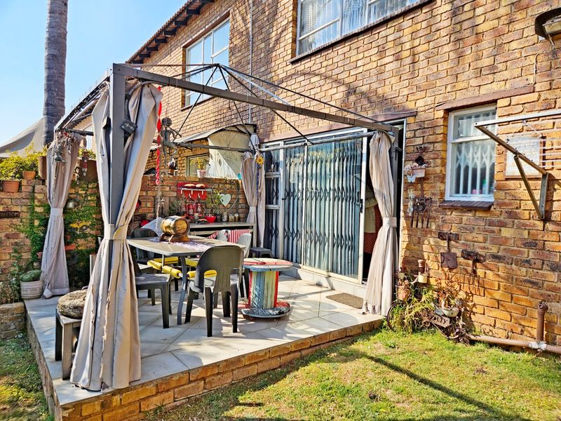 Beautiful 2-Bedroom Double-Storey Townhouse for Sale in Glen Marais - Photo 1