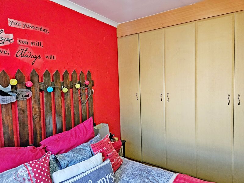 Beautiful 2-Bedroom Double-Storey Townhouse for Sale in Glen Marais - Photo 10