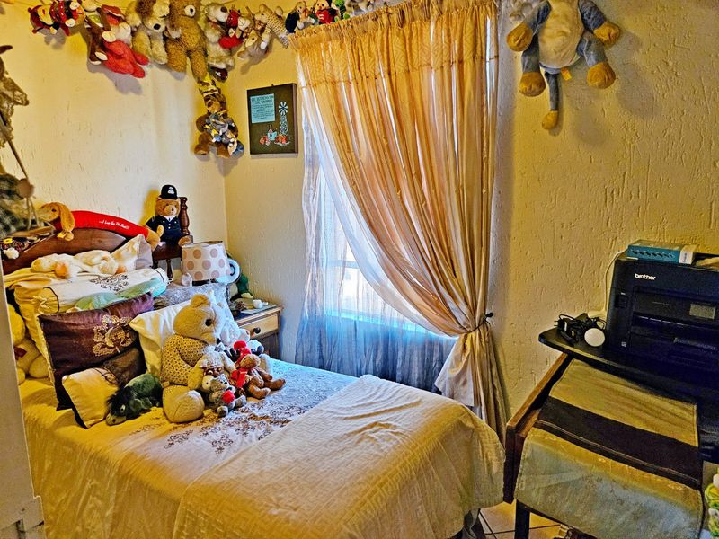 Beautiful 2-Bedroom Double-Storey Townhouse for Sale in Glen Marais - Photo 8