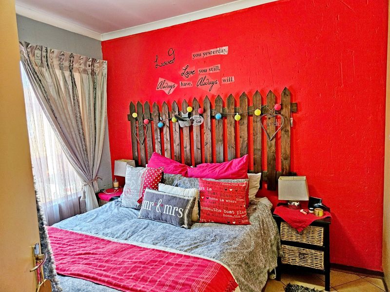 Beautiful 2-Bedroom Double-Storey Townhouse for Sale in Glen Marais - Photo 7