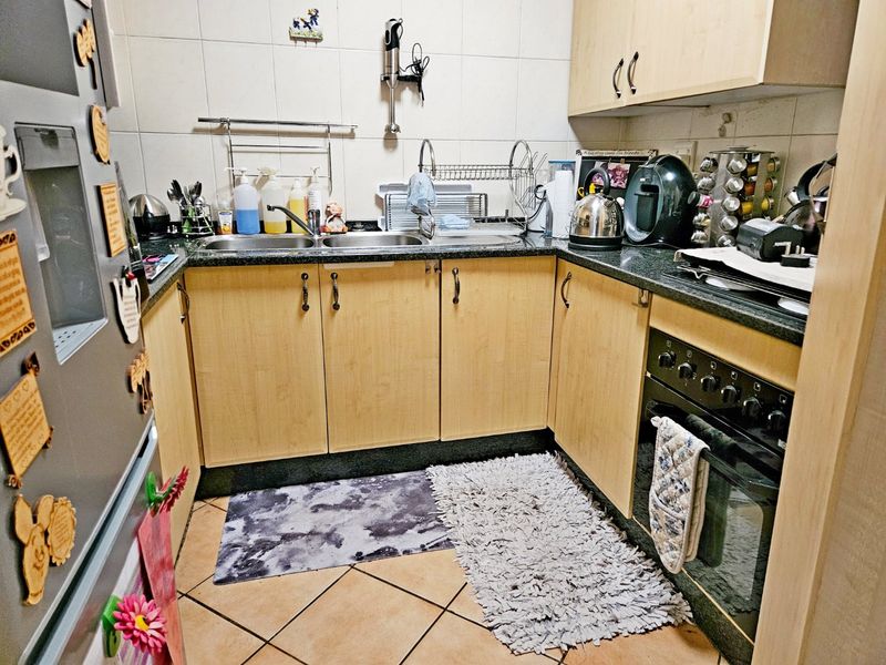 Beautiful 2-Bedroom Double-Storey Townhouse for Sale in Glen Marais - Photo 6