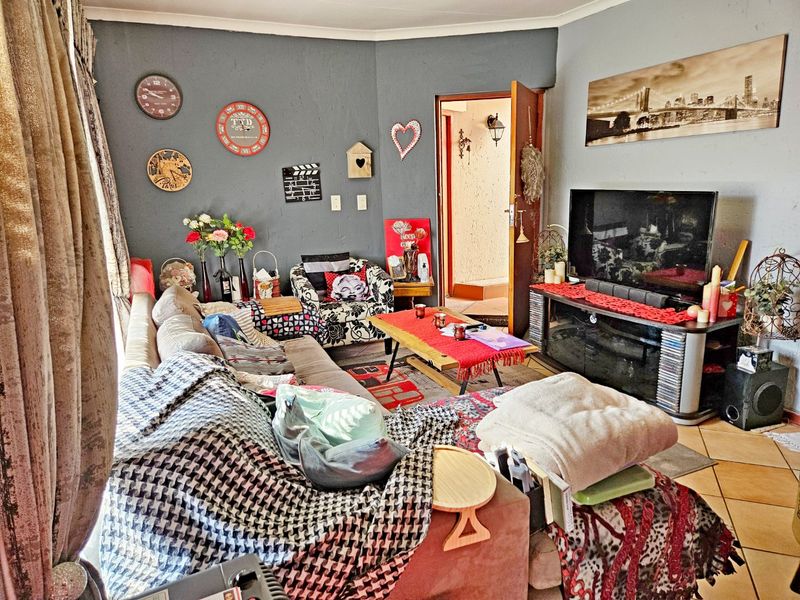 Beautiful 2-Bedroom Double-Storey Townhouse for Sale in Glen Marais - Photo 2