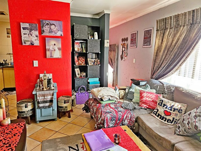Beautiful 2-Bedroom Double-Storey Townhouse for Sale in Glen Marais - Photo 3