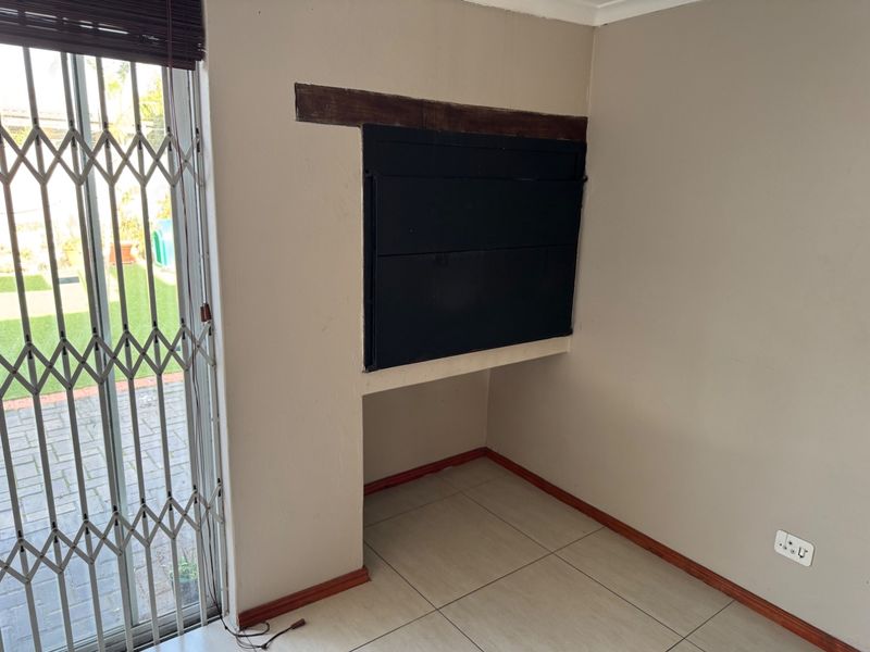 Cosy home with seperate income generator 1-bedroom flatlet - Photo 8