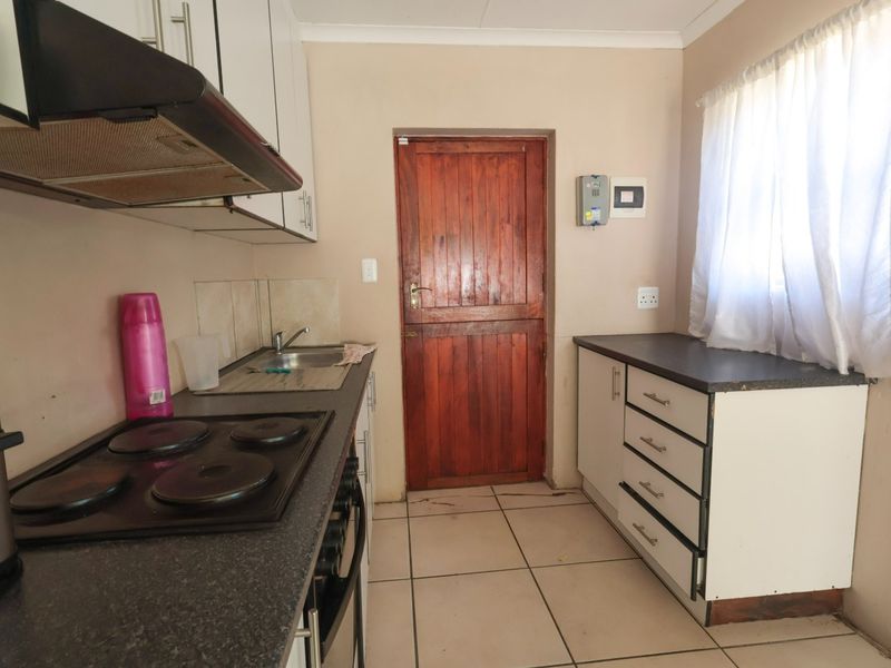 Affordable Family Home with Spectacular Mountain Views - Photo 2