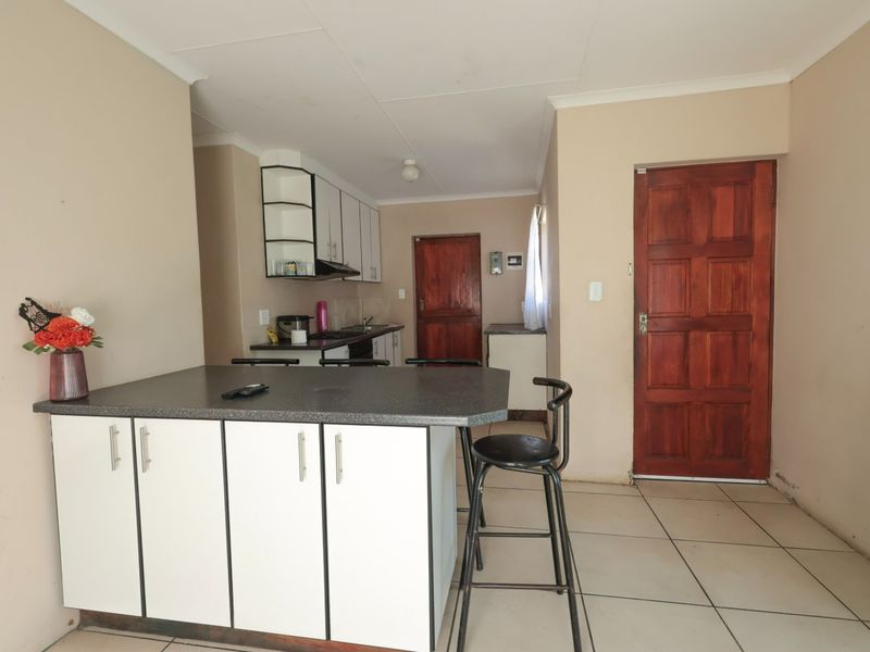 Affordable Family Home with Spectacular Mountain Views - Photo 3