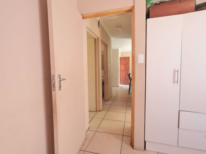 Affordable Family Home with Spectacular Mountain Views - Photo 9