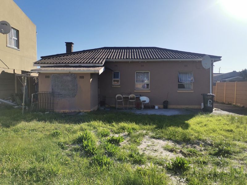 Spacious 3-Bedroom Home with Ample Potential for Expansion - Photo 7