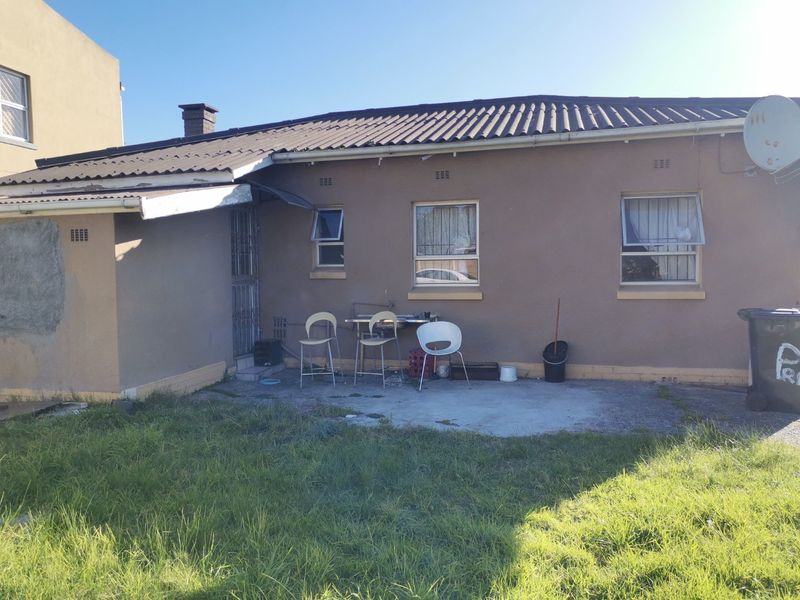 Spacious 3-Bedroom Home with Ample Potential for Expansion - Photo 6