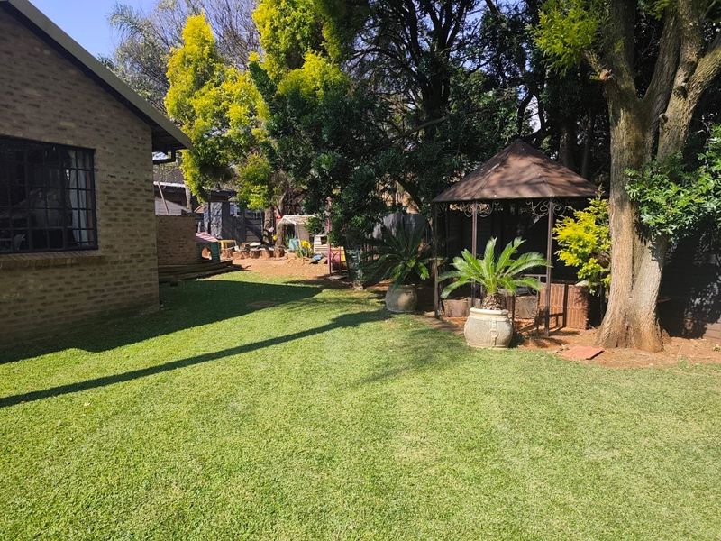Garsfontein 3 bedroom family home with pool and large garden - Photo 4