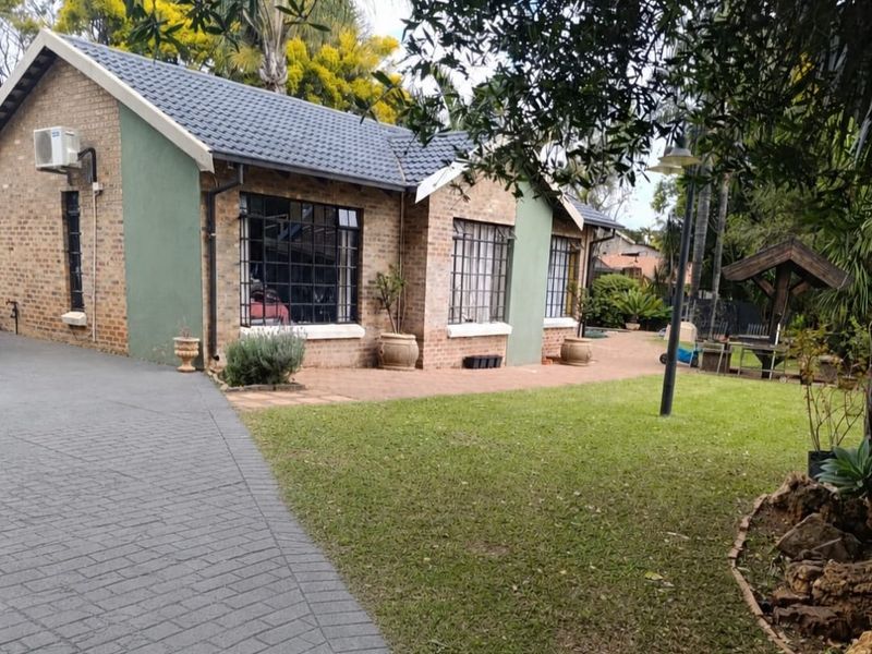 Garsfontein 3 bedroom family home with pool and large garden - Photo 2