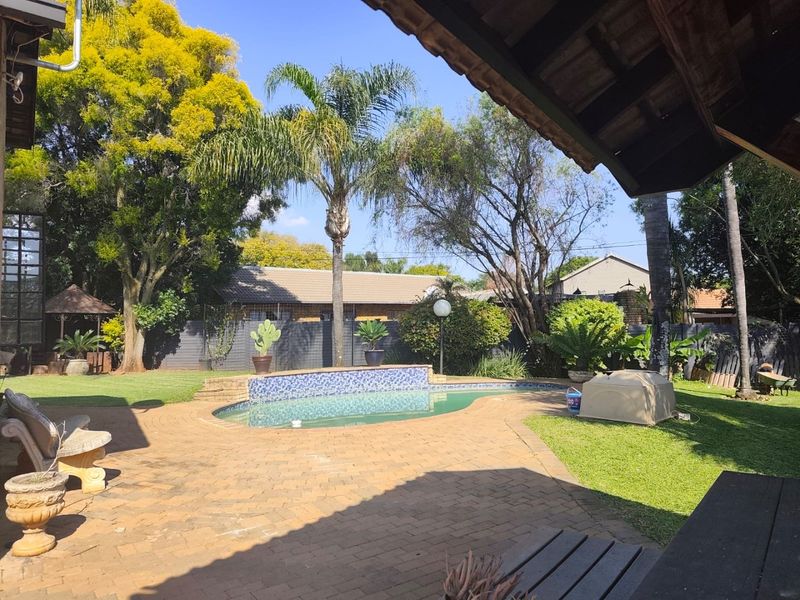 Garsfontein 3 bedroom family home with pool and large garden - Photo 5