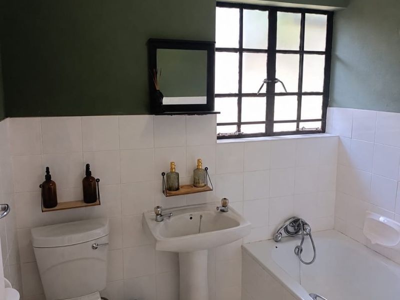 Garsfontein 3 bedroom family home with pool and large garden - Photo 9