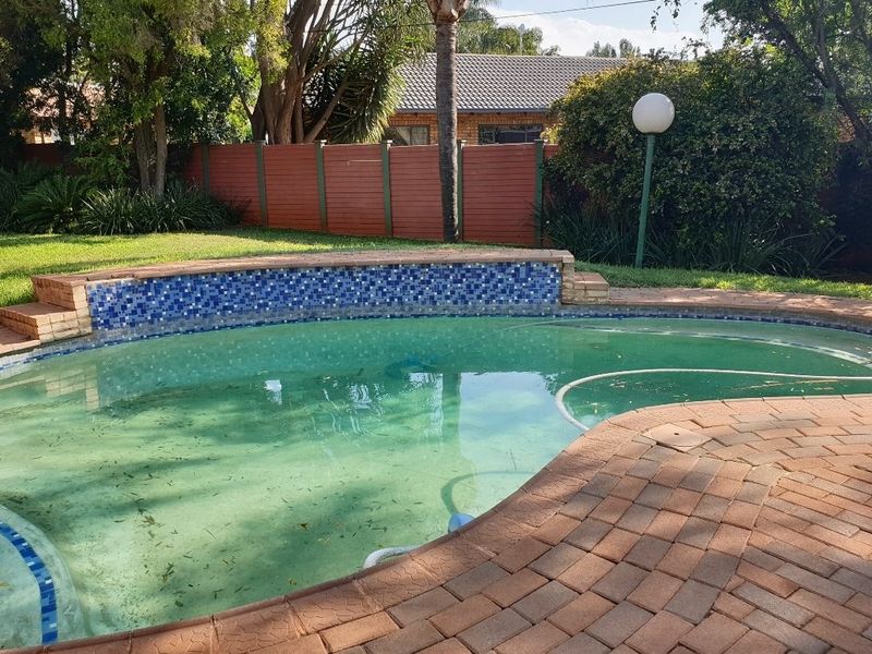 Garsfontein 3 bedroom family home with pool and large garden - Photo 8