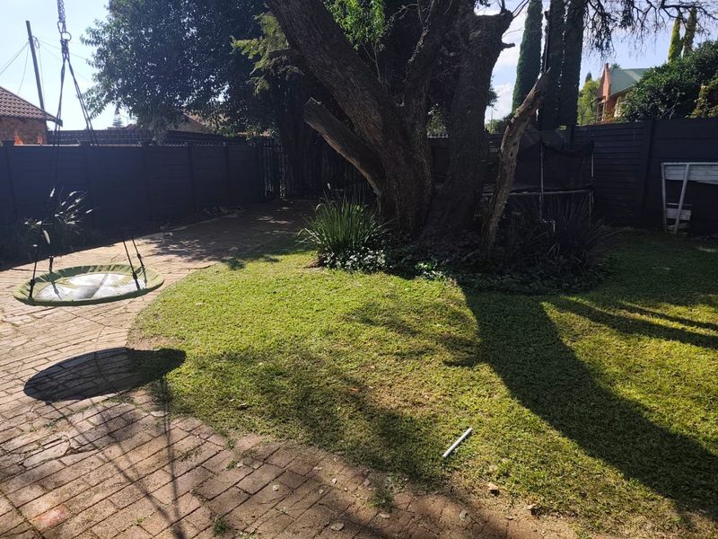 Garsfontein 3 bedroom family home with pool and large garden - Photo 7