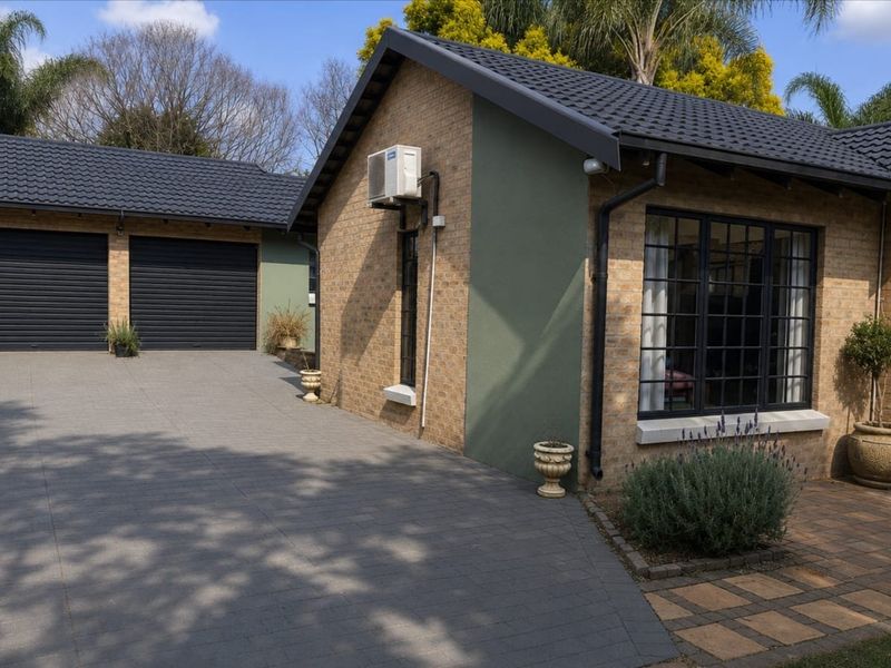 Garsfontein 3 bedroom family home with pool and large garden - Photo 1