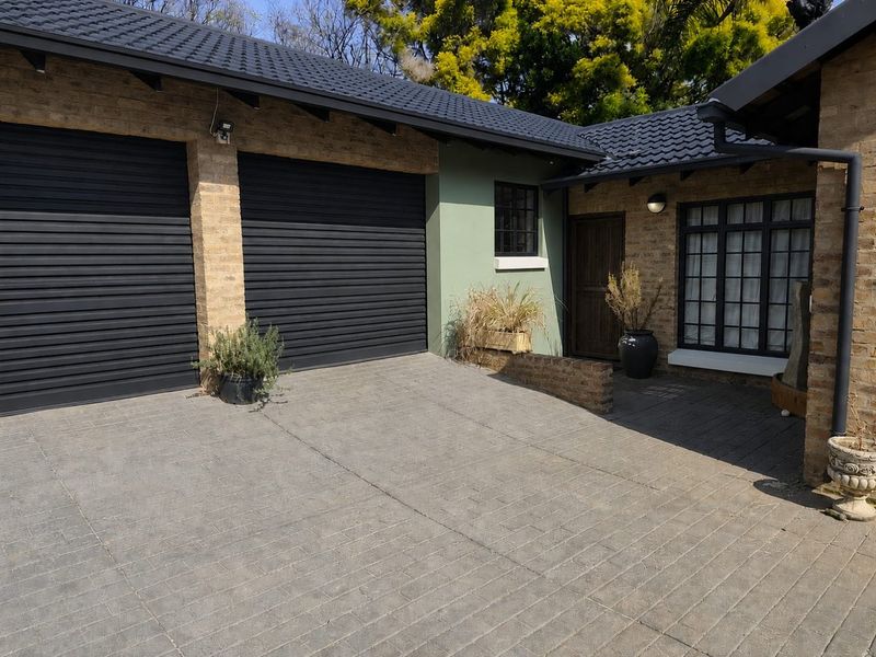Garsfontein 3 bedroom family home with pool and large garden - Photo 6