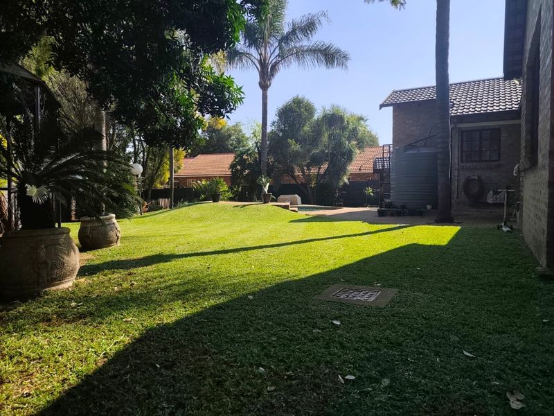 Garsfontein 3 bedroom family home with pool and large garden - Photo 3