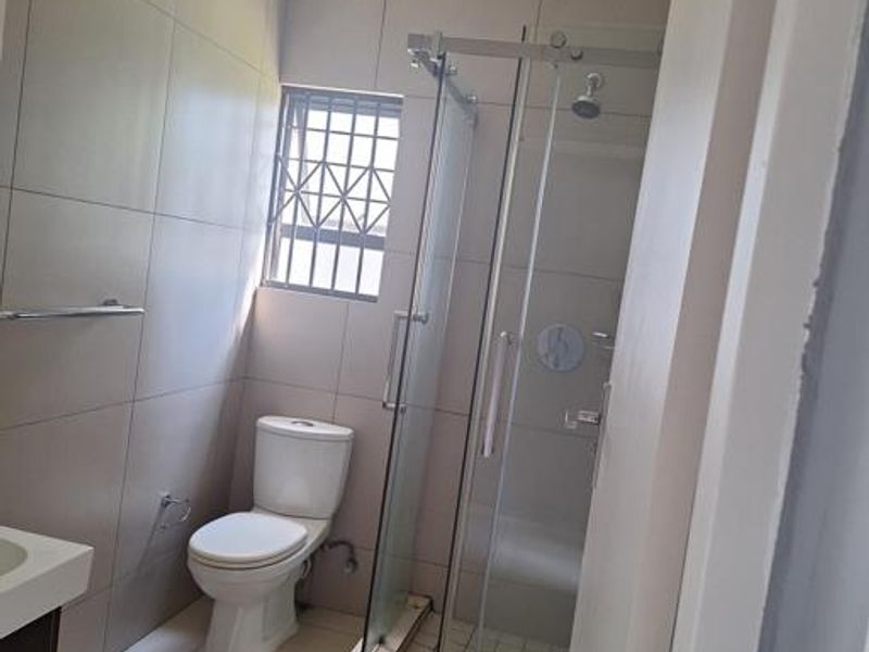 Modern 2 Bedroom Apartment to Rent – The West End Complex - Photo 7