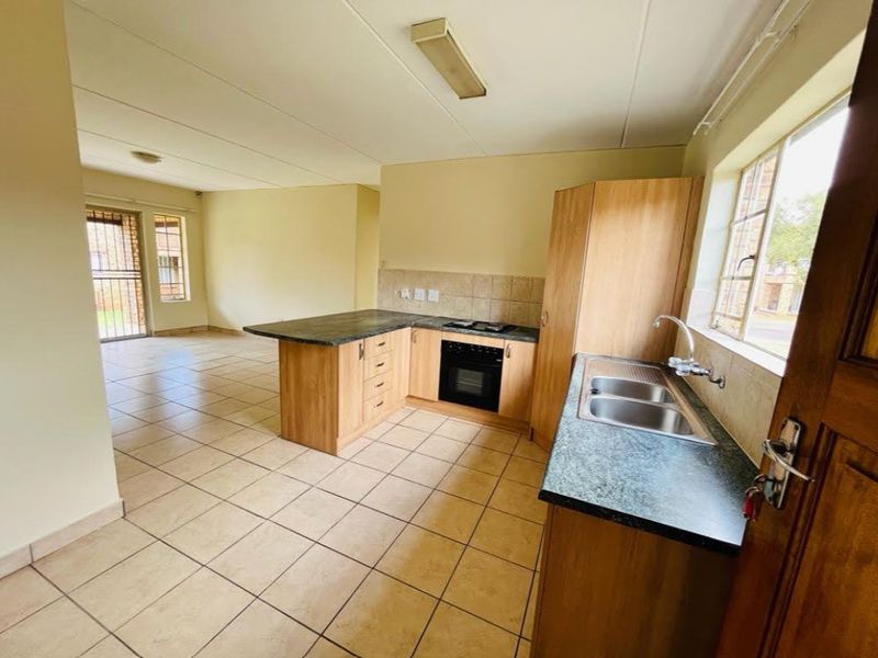 Modern Ground Floor 2-Bedroom, 2-Bathroom Apartment to Let in Colnbrook Erand Gardens, Midrand - Photo 3