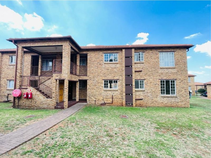 Modern Ground Floor 2-Bedroom, 2-Bathroom Apartment to Let in Colnbrook Erand Gardens, Midrand - Photo 2