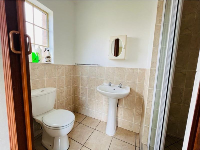 Modern Ground Floor 2-Bedroom, 2-Bathroom Apartment to Let in Colnbrook Erand Gardens, Midrand - Photo 7