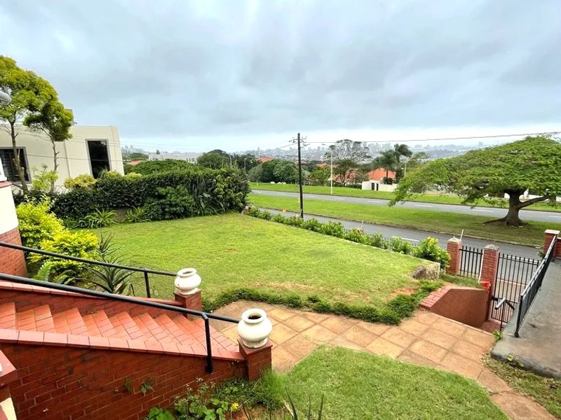 SEMI-FURNISHED FOUR BED, FAMILY HOME OR CORPORATE HOUSING HOME OR Well behaved serious Students either in second or third year- Glenwood, Durban - Photo 2